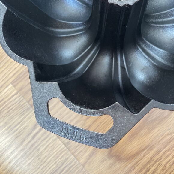 Lodge 1896 Cast Iron Fluted Cake Pan RARE* DISCONTINUED - Picture 3 of 14